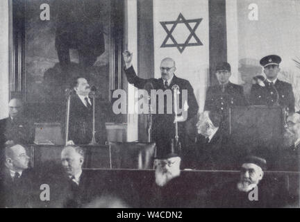 Il dottor Chaim Weizmann tenendo giuramento di ufficio. Chaim Azriel Weizmann (27 novembre 1874 - 9 novembre 1952) è stato un leader sionista e statista israeliano che ha servito come presidente della Organizzazione sionista e più tardi come primo presidente di Israele. Egli è stato eletto il 16 febbraio 1949 e servito fino alla sua morte nel 1952. Foto Stock