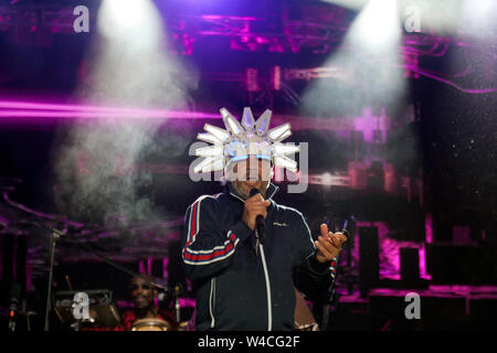 Jay Kay dei Jamiroquai, rivestimento padiglione sul palco principale, il giorno 2 del Onblackheath Music Festival 2019 Foto Stock