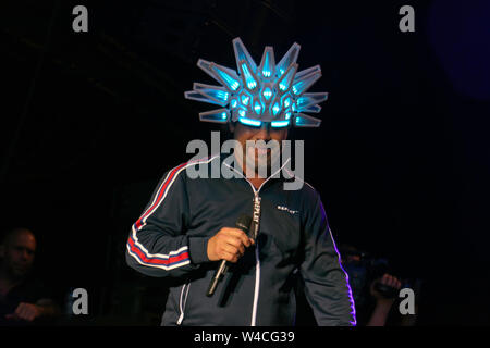 Jay Kay dei Jamiroquai, rivestimento padiglione sul palco principale, il giorno 2 del Onblackheath Music Festival 2019 Foto Stock