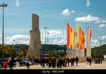 Fare Padrao Descobrimentos monumento, Centro Cultural de Belem bandiere, persone, città, in Europa, Lisbona, Portogallo, molla, orizzontale Foto Stock