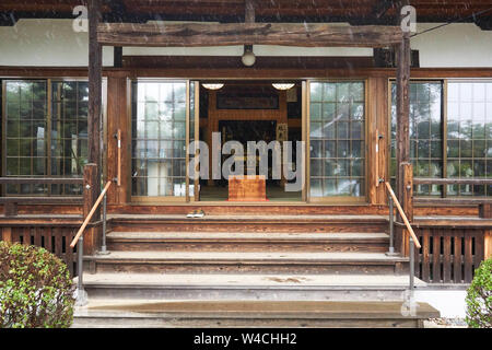 Scale che conducono fino all'ingresso, veranda, porte scorrevoli e altare al tempio buddista della Terra pura (浄土宗) Saikoji (西光寺) a Moriya, Ibaraki, Giappone. Foto Stock