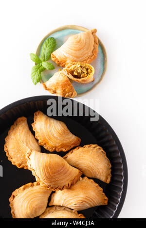 Il sud est asiatico origine food concept in casa pollo al curry soffi su sfondo bianco con spazio di copia Foto Stock