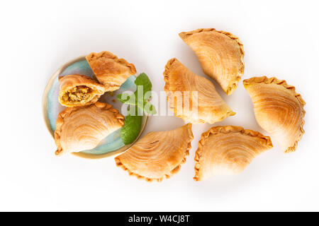 Il sud est asiatico origine food concept in casa pollo al curry soffi su sfondo bianco con spazio di copia Foto Stock