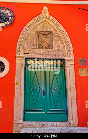 Esterno del re Kresimir Hotel in Sibenik città vecchia sulla costa dalmata della Croazia. Foto Stock