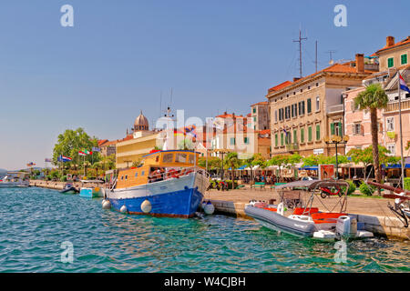 Lungomare di Sibenik nella regione dalmata della Croazia. Foto Stock