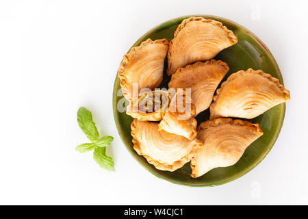Il sud est asiatico origine food concept in casa pollo al curry soffi su sfondo bianco con spazio di copia Foto Stock