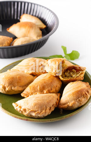Il sud est asiatico origine food concept in casa pollo al curry soffi su sfondo bianco con spazio di copia Foto Stock