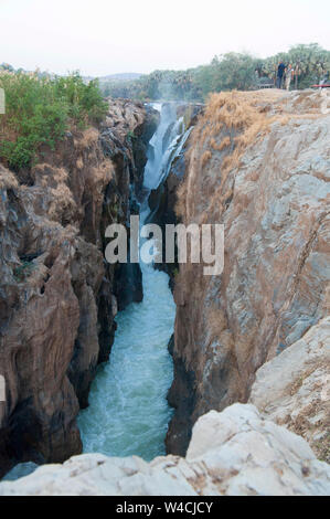 Fiume Impetuoso su scogliere frastagliate, Epupa Falls Cunene River in Namibia sul confine con l'Angola Foto Stock
