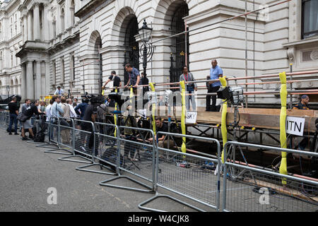 Londra, Regno Unito. Il 22 luglio 2019, premere prepararsi all'arrivo del nuovo primo ministro del 10 Downing Street mercoledì come impalcatura è eretto per i mondi media.Credit Keith Larby/Alamy Live News Foto Stock