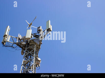 Stazione base cellulare o stazione di ricetrasmissione di base. Torre di telecomunicazione. Comunicazione wireless trasmettitore antenna. 3G, 4G e 5G sito di cella con Foto Stock