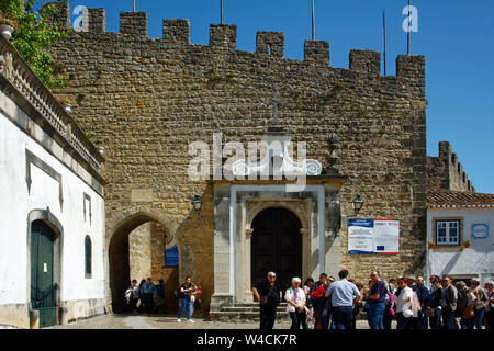 Porta da via, città principale gate, pietra, persone, parete tradizionale città portoghese, Europa Obidos, Portogallo, molla, orizzontale Foto Stock