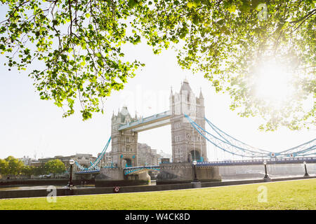 Il Tower Bridge di Londra su una mattina di sole Foto Stock