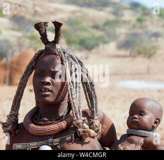 Himba donna in un villaggio Himba, Kaokoveld, Namibia, Africa Foto Stock