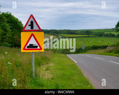 Un insolito cartello stradale vicino al Castlemartin Area Formazione militare gamme di sparo in Pembrokeshire, Galles Foto Stock