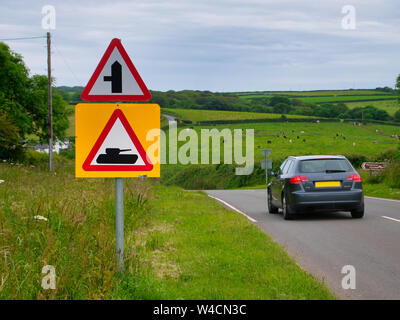 Un insolito cartello stradale vicino al Castlemartin Area Formazione militare gamme di sparo in Pembrokeshire, Galles Foto Stock