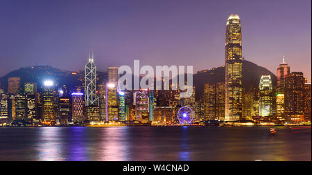 Skyline di Hong Kong in serata su Victoria Harbour Foto Stock