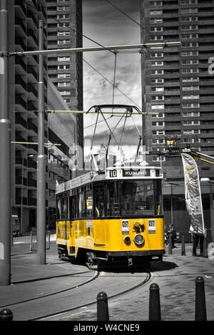 Visite storico tram giallo che si muove intorno alla città di Rotterdam, Paesi Bassi Foto Stock