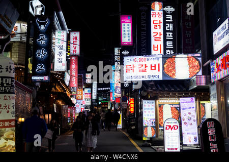 Neon, luci e persone in strada, scena notturna in gangnam-gu street, Seoul, Corea del Sud Foto Stock