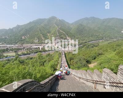 (190722) -- PECHINO, luglio 22, 2019 (Xinhua) -- foto scattate con un telefono cellulare mostra le persone che visitano Juyongguan sezione della Grande Muraglia a Pechino Capitale della Cina, 21 luglio 2019. (Xinhua/Ju Huanzong) Foto Stock