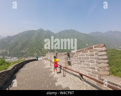 (190722) -- PECHINO, luglio 22, 2019 (Xinhua) -- foto scattate con un telefono cellulare mostra le persone che visitano Juyongguan sezione della Grande Muraglia a Pechino Capitale della Cina, 21 luglio 2019. (Xinhua/Ju Huanzong) Foto Stock