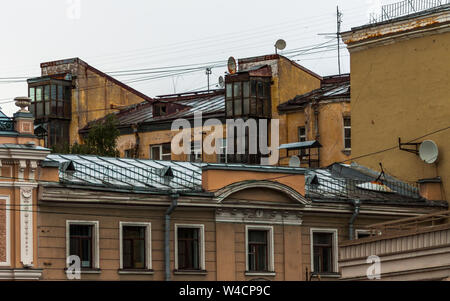 San Pietroburgo di tetti di edifici vecchi dopo la pioggia le nuvole. Al di fuori di albero di sollevamento al centro del telaio. Foto Stock