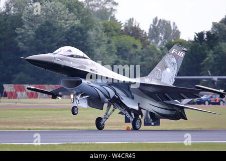 Belga di General Dynamics F-16 Falcon scuro solo visualizzare lo sbarco presso il Royal International Air Tattoo RIAT 2019 a RAF Fairford, Gloucestershire, Regno Unito Foto Stock