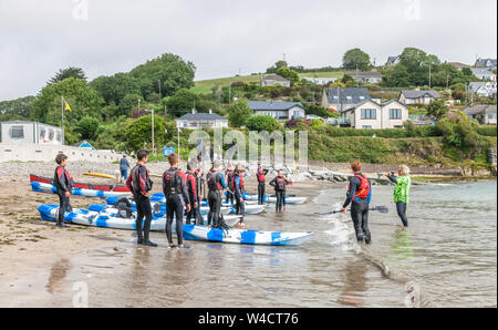 Fountainstown, Cork, Irlanda. 22 Luglio, 2019. Un gruppo di giovani che partecipano a un campo estivo per imparare a Kayak sotto l'occhio vigile di un istruttore Paddy Quinlan, al Funkytown Adventure Centre in Fountainstown, Co. Cork, Irlanda. Credito; David Creedon / Alamy Live News Foto Stock