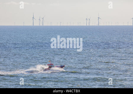 Egmond aan Zee, Paesi Bassi - 22 Luglio 2019: membri della guardia costiera olandese su una scialuppa di salvataggio in mare del nord durante un trapano di salvataggio Foto Stock