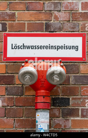 Nordbahnhof, Berlin, Germania - Luglio 07, 2019: lotta antincendio punto di acqua con la scritta 'Loeschwassereinspeisung' estinzione (acqua) di ingresso Foto Stock