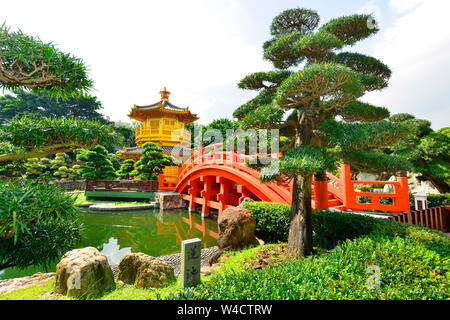Pagoda Cinese in stile architettura in giardino, Hong Kong Foto Stock