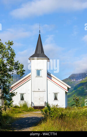 La cappella di Sildpolnes, risalente al 1890, sulle rive dell'Austnesfjord, Sildpolline, Austvågøy, Isole Lofoten, Nordland, Norvegia, Scandinavia. Foto Stock