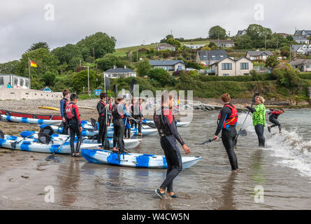 Fountainstown, Cork, Irlanda. 22 Luglio, 2019. Un gruppo di giovani che partecipano a un campo estivo per imparare a Kayak sotto l'occhio vigile di un istruttore Paddy Quinlan, al Funkytown Adventure Centre in Fountainstown, Co. Cork, Irlanda. Credito; David Creedon / Alamy Live News Foto Stock