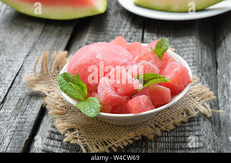 Anguria gelato con fette di bianco ciotola, vista ravvicinata Foto Stock