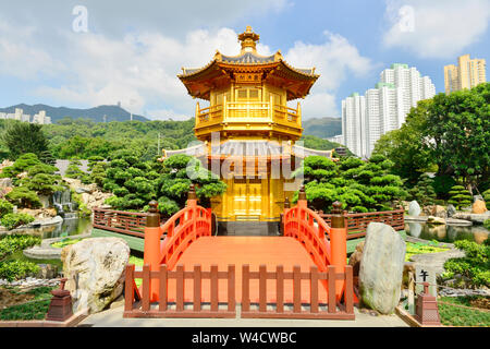 Pagoda Cinese in stile architettura in giardino, Hong Kong Foto Stock