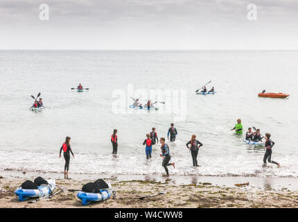 Fountainstown, Cork, Irlanda. 22 Luglio, 2019. Un gruppo di giovani che partecipano a un campo estivo per imparare a Kayak sotto l'occhio vigile di un istruttore Paddy Quinlan, al Funkytown Adventure Centre in Fountainstown, Co. Cork, Irlanda. Credito; David Creedon / Alamy Live News Foto Stock