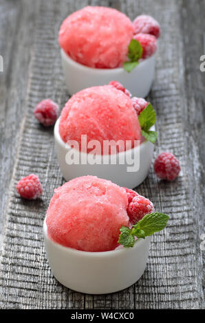 Il sorbetto alla frutta con lamponi Foto Stock