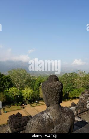 Statua del Buddha e la splendida vista dal tempio di Borobudur in Java centrale, Indonesia. Foto Stock