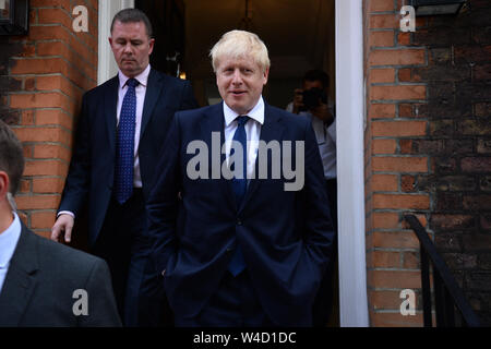 Direzione del partito conservatore contender Boris Johnson di lasciare il suo ufficio di Westminster a Londra. Foto Stock