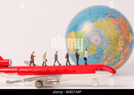 Statuine in miniatura del viaggiatore con orb ,sfondo aereo,la concezione di business Foto Stock