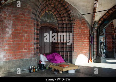 24.06.2019, Berlino, Germania, Europa - posto letto di una persona senza dimora sul ponte Oberbaum tra i quartieri di Kreuzberg e Friedrichshain. Foto Stock