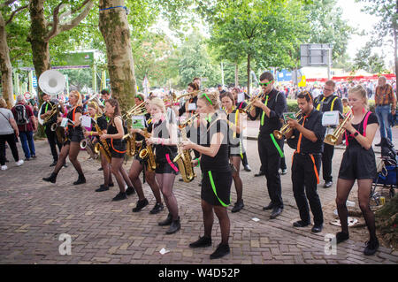 Nijmegen, Paesi Bassi - Luglio 17, 2019: Fanfare band che suona durante la International quattro giorni Marche Nijmegen Foto Stock