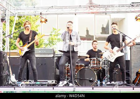 Nijmegen, Paesi Bassi - Luglio 17, 2019: Rock band che suona durante la International quattro giorni Marche Nijmegen Foto Stock