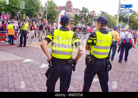 Nijmegen, Paesi Bassi - Luglio 17, 2019: Olandese gli ufficiali di polizia sull'orologio internazionale durante la quattro giorni Marche Nijmegen Foto Stock