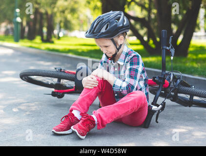 Ragazza che piange è seduto accanto a lei bike Foto Stock