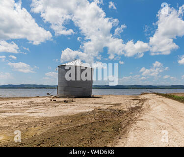 Fiume Mississippi inondazioni ha danneggiato di fattoria e bidoni di grano, che si è rivelato come le acque di esondazione si stanno ritirando Foto Stock