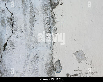 Vecchio grungy, weathered muro di cemento e screpolata vernice bianca staccando il beton struttura. Costruzione astratta la superficie di un elemento, sporco texture con Foto Stock