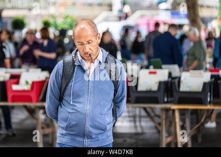 Londra, UK, luglio 2019. Accoccolato sotto il ponte di Waterloo è uno degli unici permanenti per esterni di seconda mano mercati del libro nel sud dell'Inghilterra Foto Stock