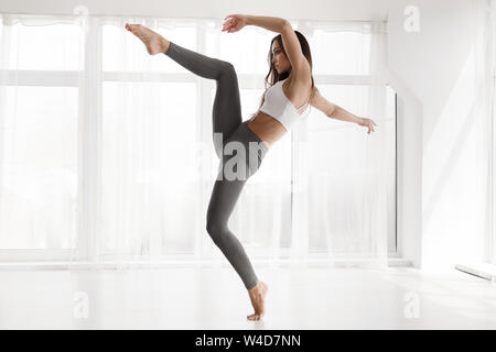 Professional Contemp artista Dancing in bianco Ballet Studio Foto Stock