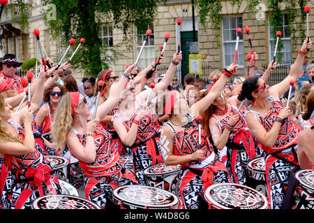 Bagno, Somerset, Regno Unito, 13 luglio 2019. Folle si radunarono per vedere il bagno annuale Carnevale. Oltre mille persone eseguita nella processione che ha preso in consegna i Foto Stock