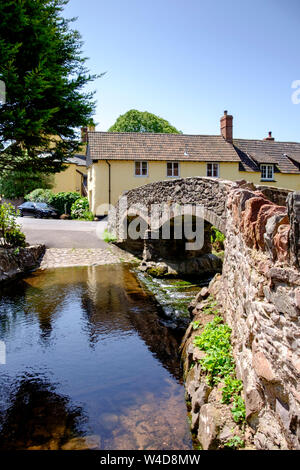 Packhorse ponte sopra il fiume Aller.Allerford è un villaggio di Somerset sul bordo di Exmoor. Somerset England Regno Unito Foto Stock